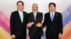 송영무 한국 국방장관(왼쪽부터)과 짐 매티스 미국 국방장관, 오노데라 이쓰노리 일본 방위상이 23일 (현지시간) 필리핀 클라크 아세안 컨벤션 센터에서 열린 미·한·일 국방장관 회담에서 악수를 하고 있다.