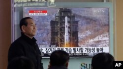 韩国民众看电视关注朝鲜导弹发射动向。