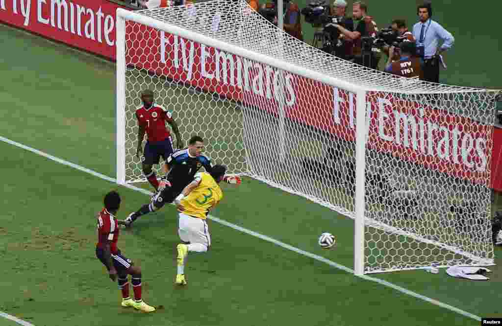 Braziliyalik Tiago Silva Kolumbiya darvozasiga o'yinning birinchi golini kiritmoqda, 4-iyul, 2014-yil.