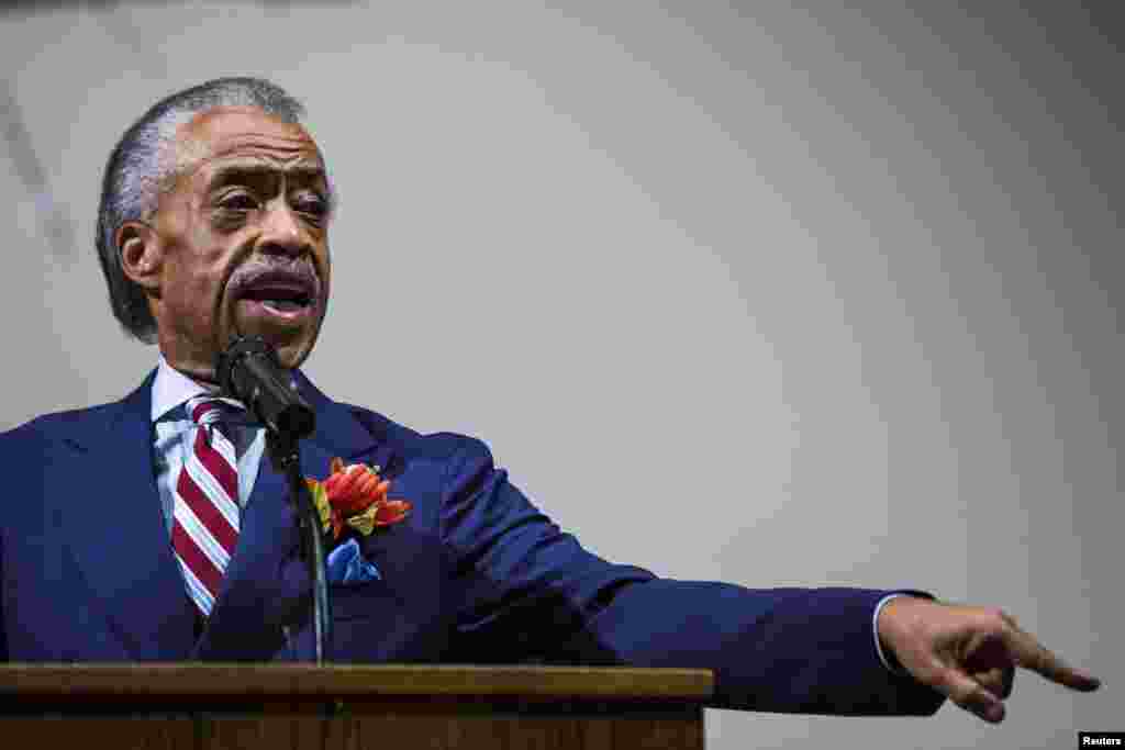 Fuqarolik huquqlari yetakchisi Al Sharpton Fergusondagi cherkovda yig'ilganlarni tinchlikka undamoqda, 17-avgust, 2014-yil.