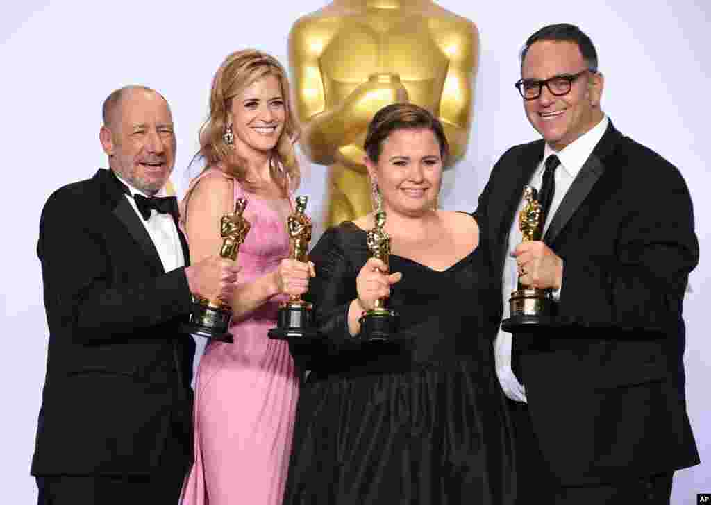 Stiv Golin, Blay Pagon Faust, Nikol Roklin va Maykl Shugar - "Spotlight" - "Diqqat markazida" filmi uchun mukofotlandi
