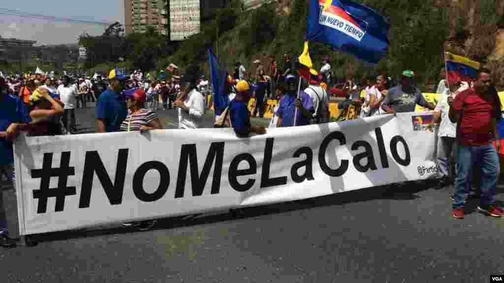 A oposição foi marchou pelas ruas do bairro de Santa Fé em Caracas para protestar contra o governo do Presidente Nicolás Maduro. 