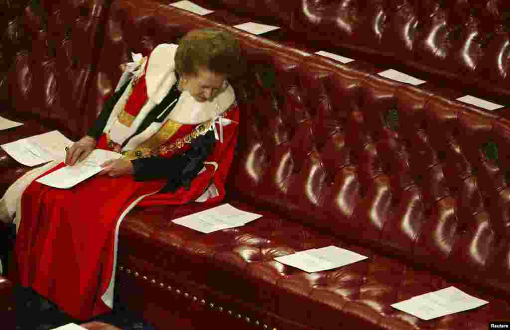 Margaret Tetcher parlament binosida qirolicha Yelizavetaning chiqishini kutayapti. 13-noyabr, 2002-yil.