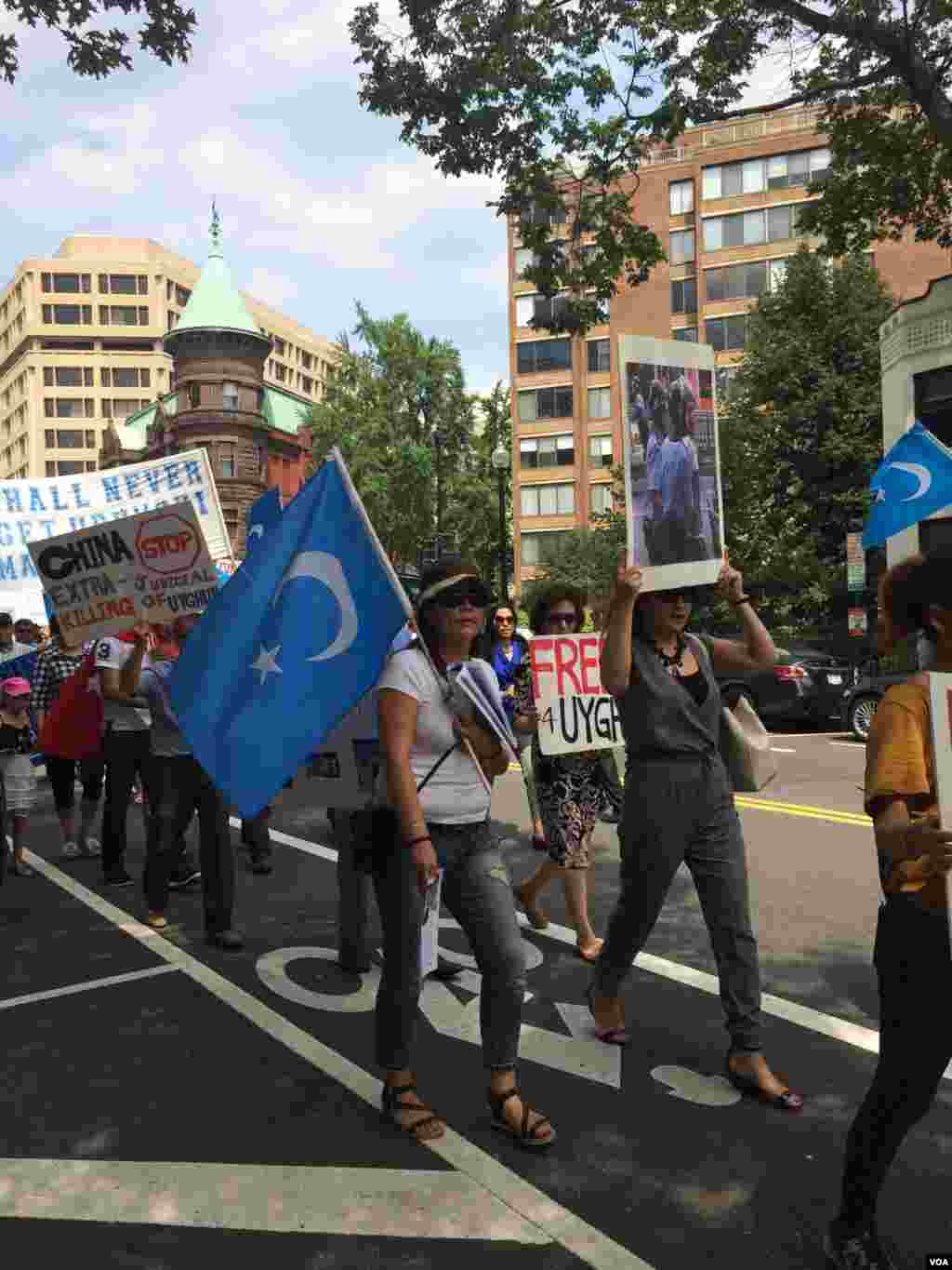 Uyg'urlar Vashington ko'chalaridan yurmoqda, 12-iyul, 2015-yil