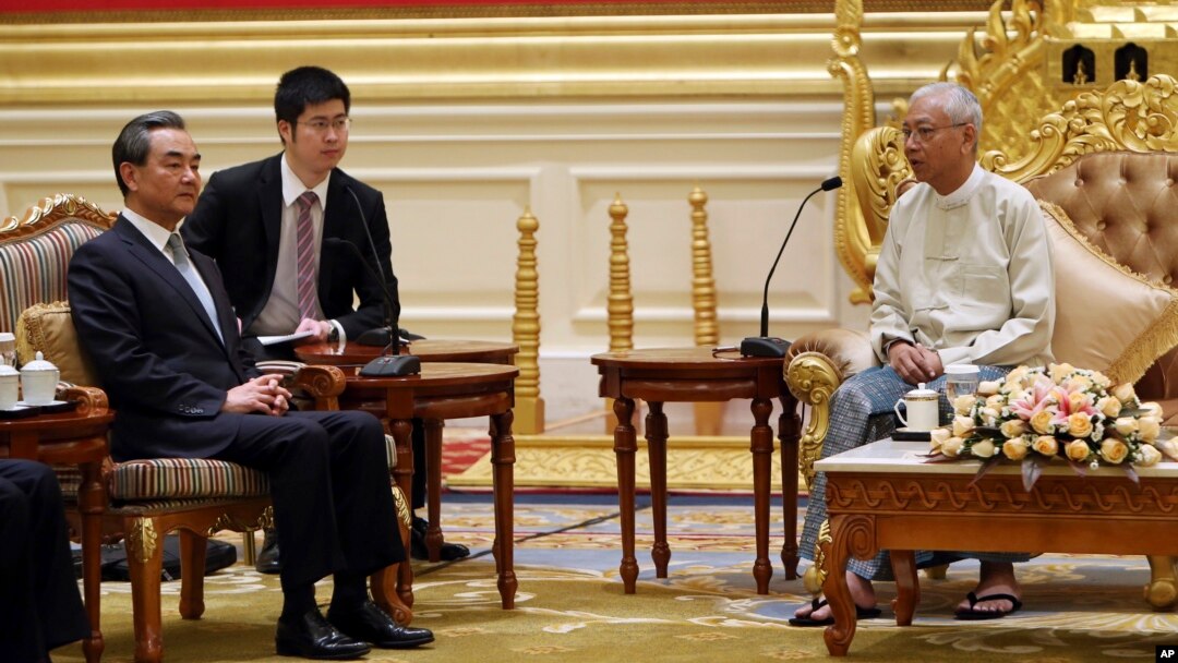 Myanmar's President Htin Kyaw, right, speaks with Chinese Foreign Minister Wang Yi, left, during their meeting at the President House in Naypyitaw, Nov. 19, 2017. (AP Photo/Aung Shine Oo)