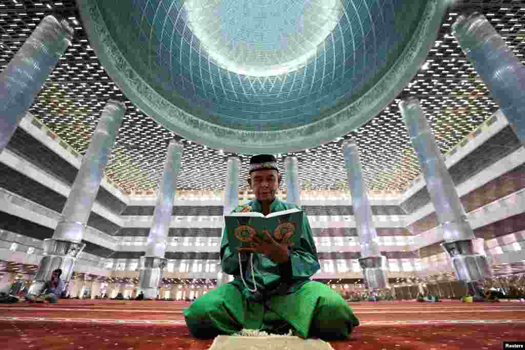 Ramazon oyida Istiqlol masjidida Qur'on mutolaasi, Jakarta, Indoneziya.