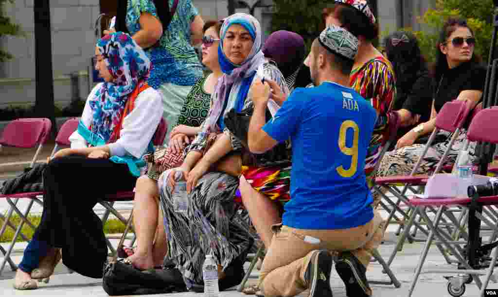Vashingtonda Uyg'ur madaniy festivali. Tadbirdan so'ng jamoa Xitoy elchixonasi qarshisida norozilik namoyishi o'tkazdi, Vashington, 3-avgust, 2014-yil. Odil Ruzaliev surati