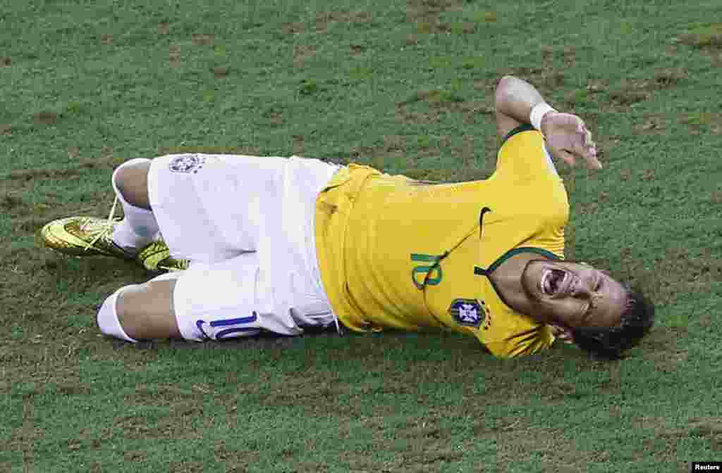 Braziliya hujumchisi Neymar Kolumbiyaga qarshi kechgan o'yinda belidan jarohat olib, maydonni tark etishga majbur bo'ldi, 4-iyul, 3014-yil.