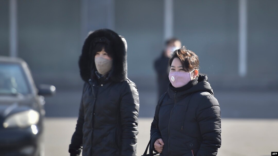 지난 6일 북한 평양에서 마스크를 쓴 행인들.