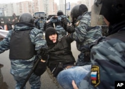 Milliy birdamlik kunida rossiyalik millatchilarning migrantlarga qarshi yurishi. 4-Noyabr, 2013-yil. Moskva, Rossiya