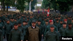 Venesuela Prezidenti Nikolas Maduro mudofaa vaziri bilan qurolli kuchlarni ko'zdan kechirmoqda