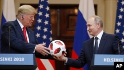 Rossiya rahbari Vladimir Putin AQSh Prezidenti Donald Trampga futbol bo'yicha jahon chempionati to'pini taqdim etmoqda. Xelsinki, 16-iyul, 2018. 