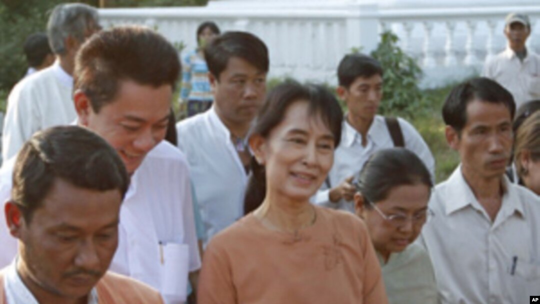 Aung San Suu Kyi walks with her National League for Democracy party members after visiting her mother's tomb on her 22nd death anniversary, Rangoon, Burma, 27 Dec 2010.