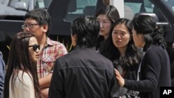 美国加州基督教会大学的学生和路人4月2日在枪击现场谈论枪击案