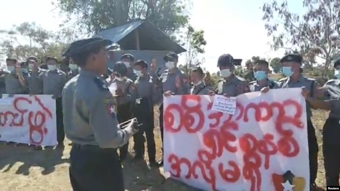 ဖေဖော်ဝါရီ ၁၀ ရက်နေ့က CDM ပါဝင်လာတဲ့ ကယားပြည်နယ်က ရဲတပ်ဖွဲ့ဝင်များ။ (ဖေဖော်ဝါရီ ၁၀၊ ၂၀၂၁)