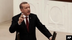 Turkiya rahbari Rajab Toyib Erdog'an qonunchilarga murojaat qilmoqda, 1-oktabr, 2016-yil.