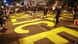 напис "defund police" перед Білим домом