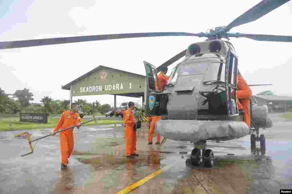 Qutqaruvchilar &quot;AirAsia&quot; samolyotini qidirishga otlanayapti. G&#39;arbiy Kalimantan, 28-dekabr, 2014-yil.