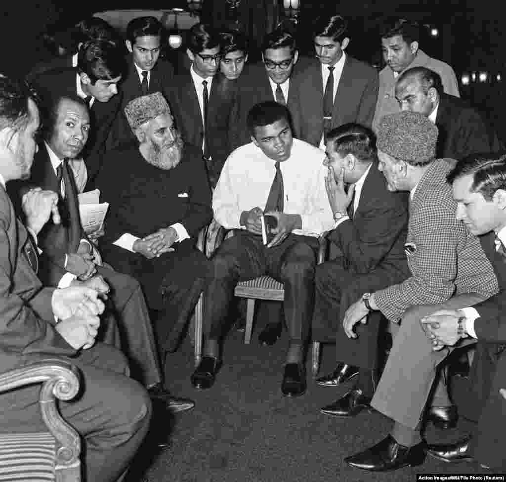 Muhammad Ali musulmon faollari bilan, May, 1966-yil, London, Britaniya. 