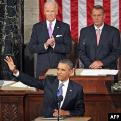 Prezident Barak Obama, o'ngda esa Jon Beyner, respublikachi, Vakillar Palatasi spikeri. Chapda vitse-prezident Jo Bayden, demokrat.