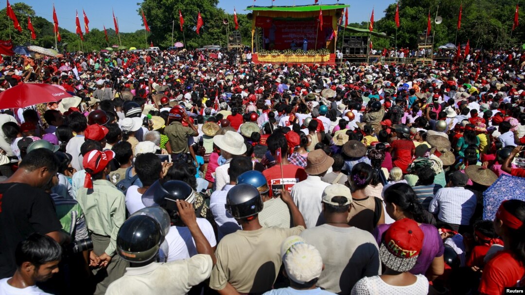 ဒေါ်အောင်ဆန်းစုကြည်ရဲ့ ဟောပြောပွဲကို လာရောက်နားထောင်ကြတဲ့ ရခိုင်ပြည်နယ်၊ သံတွဲလူထု။ (အောက်တိုဘာ ၁၇၊ ၂၀၁၅)