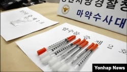 지난 2011년 12월 한국 경찰이 압수한 북한산 필로폰과 주사기. (자료사진)