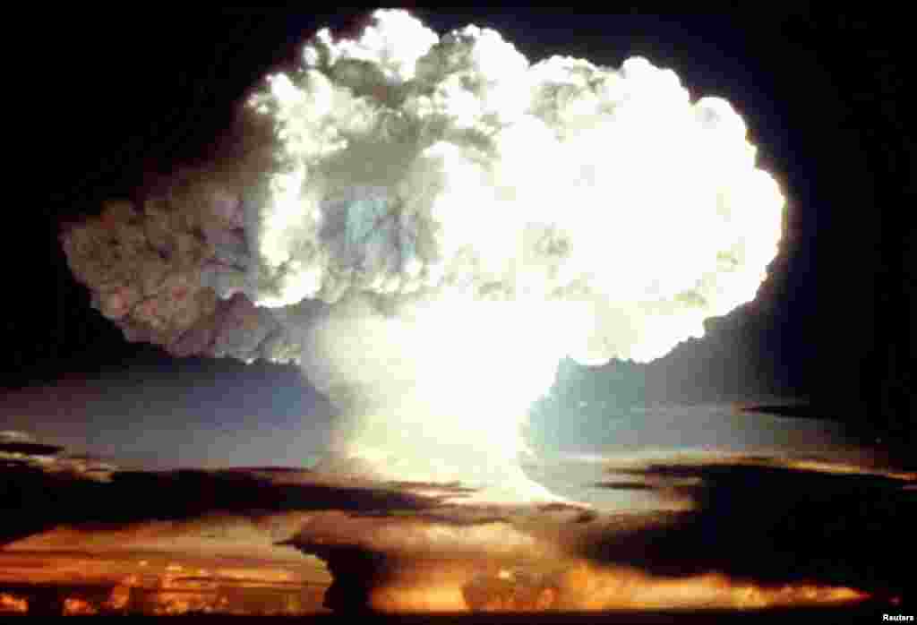 1954-yil AQShda sinov tariqasida o'tkazilgan atom bombasini portlatish jarayoni