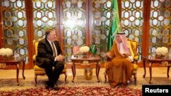 AQSh Davlat kotibi Mayk Pompeo Saudiya Arabistoni Tashqi ishlar vaziri odil Jubayr bilan Riyodda ko'rishmoqda, 28-aprel, 2018-yil
