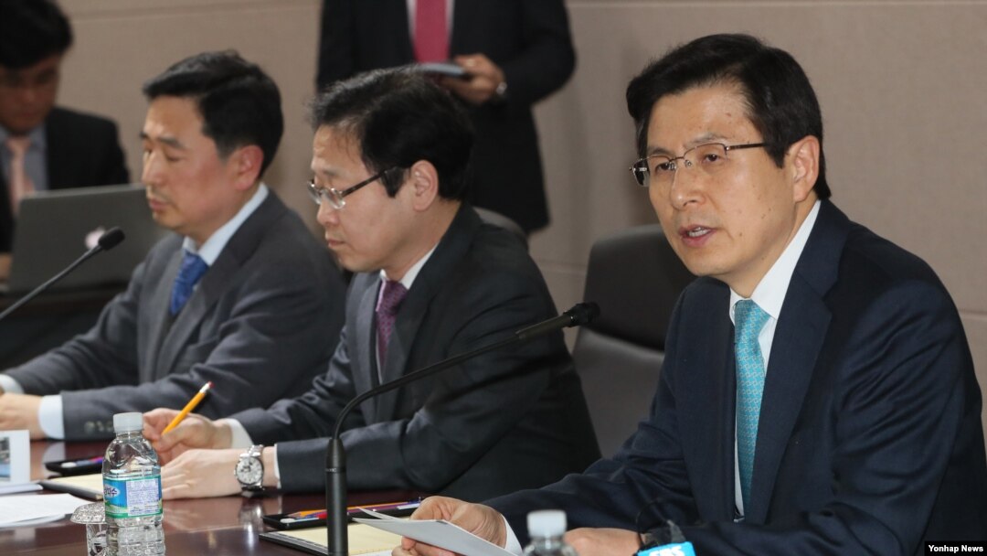 황교안 한국 국무총리(오른쪽)가 2일 서울 한국인터넷진흥원 인터넷침해대응센터에서 열린 사이버테러 대응현황 보고 및 토론회에서 모두발언을 하고 있다.