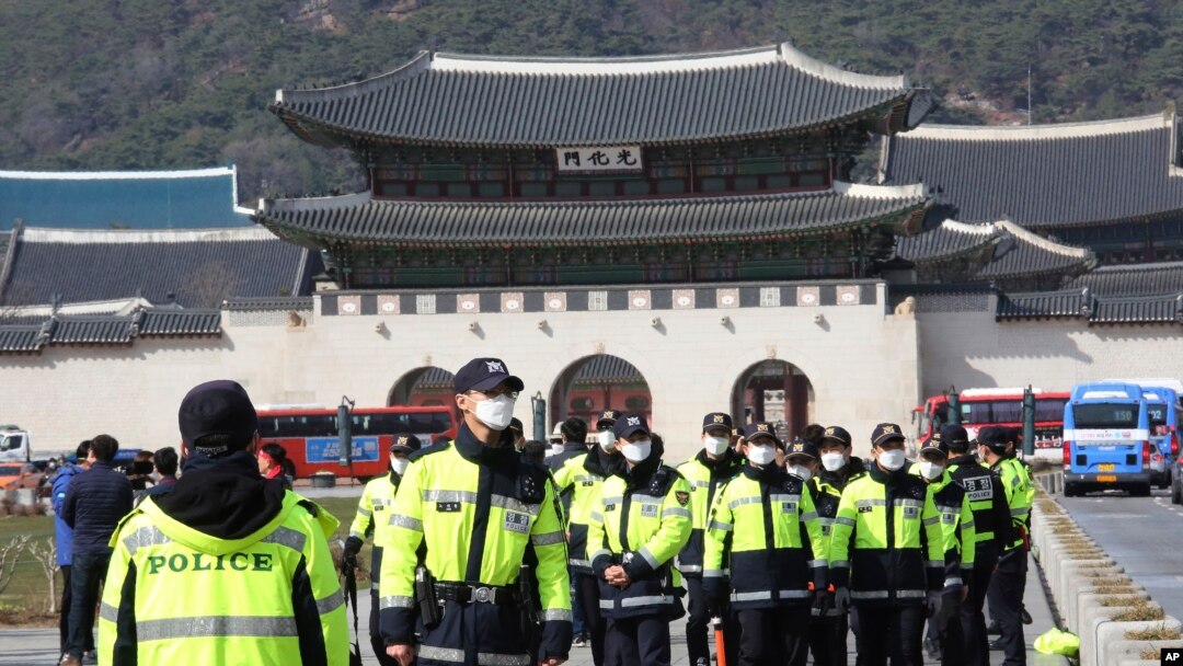 20일 한국 서울 광화문 인근에서 경찰들이 신종 코로나바이러스 감염증(COVID-19)를 막기 위해 마스크를 착용하고 있다. 