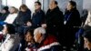 在2018年平昌冬奥会开幕式上，美国副总统彭斯和夫人凯伦交谈。朝鲜领导人金正恩的胞妹金永南坐在他们身后。照片拍摄于2018年2月9日。