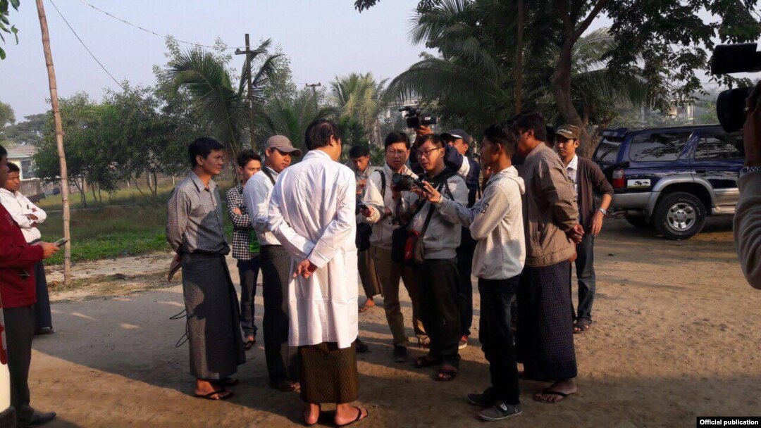 မောင်တောဆေးရုံတွင် မီဒီယာအဖွဲ့မှ မှတ်တမ်းယူနေစဉ် (MOI)