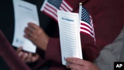 Hozir AQShda pasport olishga navbati yetgan qariyb 9 million muhojir bor. Ular prezident saylovlari oldidan fuqarolikni qabul qilib, noyabrda ovoz berishni rejalamoqda.