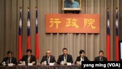 行政院记者会现场(美国之音杨明拍摄)