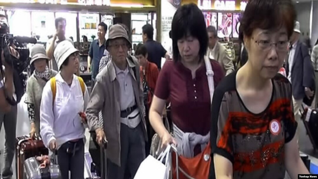 지난 6월 제2차 세계대전 이후 북한에서 사망한 일본인 유가족들이 베이징에서 고려항공편을 이용해 방북하고 있다.