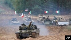 Танки и БМП США, Италии, Канады и Польши участвуют в учениях НАТО в Латвии (архивное фото)