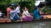 ရေဘေးသင့် ပဲခူးရပ်ကွက်တခုသို့ သွားရောက်ကြည့်ရှုအားပေးခဲ့သော NLD ဥက္ကဋ္ဌ ဒေါ်အောင်ဆန်းစုကြည်။ (သြဂုတ် ၃၊ ၂၀၁၅) 