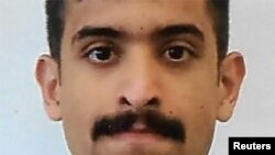 Florida shtatining Pensakola shahrida joylashgan Harbiy-dengiz bazasidagi aviatsiya maktabida ta’lim olgan 21 yashar saudiyalik ofitser Muhammad Alshamraniy uch kishini otib o'ldirdi