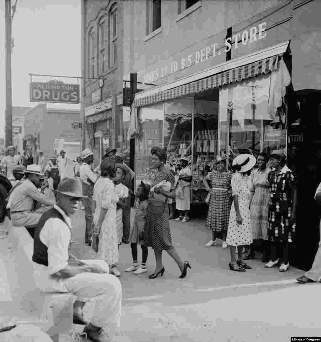 Shimoliy Karolina ko'chalari. 1939-yil. Amerikalik suratkash, fotojurnalist Doroteya Lang Buyuk tushkunlik davrini mohirona tasvirga tushirgan. U hujjatli fotografiya rivojiga qo'shgan hissasi bilan tanilgan.