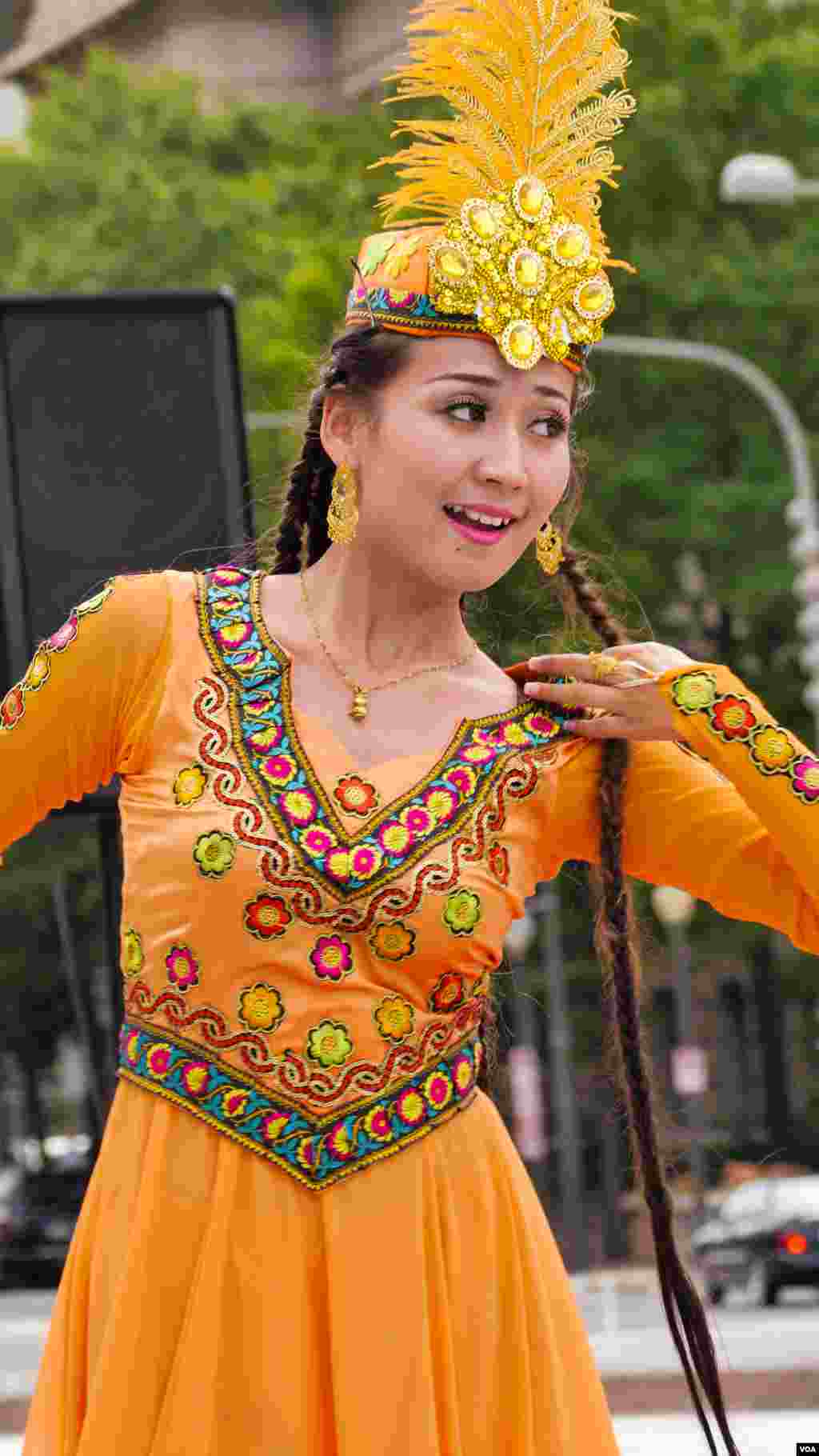 Vashingtonda Uyg'ur madaniy festivali. Tadbirdan so'ng jamoa Xitoy elchixonasi qarshisida norozilik namoyishi o'tkazdi, Vashington, 3-avgust, 2014-yil. Odil Ruzaliev surati