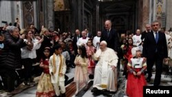 Pope Francis akisherhekea mkesha wa Krsismasi katika kanisa kuu la St. Peter's Basilica mjini Vatican