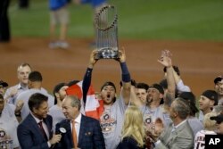 1일 미국 프로야구(MLB) 월드시리즈에서 우승한 휴스턴 애스트로스 팀의 카를로스 코레아 선수가 우습컵을 높이들고 기뻐하고 있다.