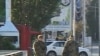 Kosovë: Serbët betonojnë barrikadën në urën kryesore mbi Ibër