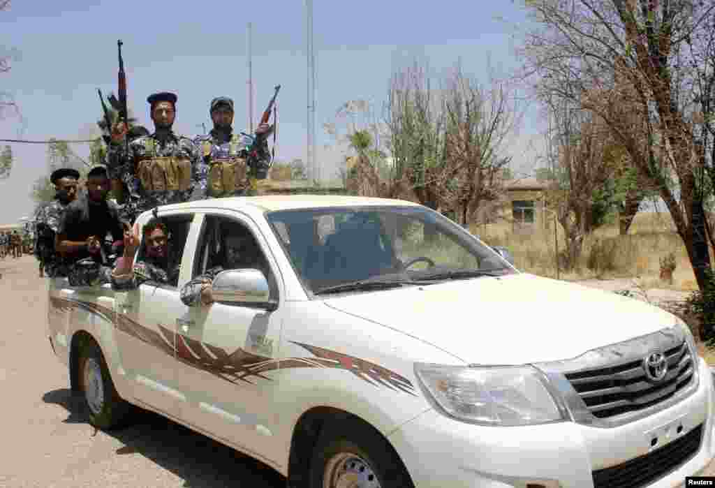 Iroq xavfsizlik kuchlari hamda ko&#39;ngilli askarlar Diyala viloyatining Udaym shahri atrofida qo&#39;riqchilik qilmoqda, 22-iyun, 2014-yil.