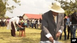 Rais Yoweri Museveni akipiga kura kwenye uchaguzi uliomalizika karibuni.
