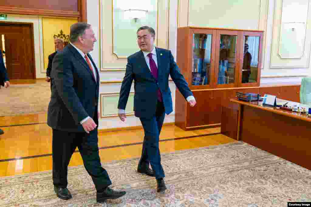 2-fevral kuni AQSh Davlat kotibi Mayk Pompeo Nur-Sultonda Qozog'iston Prezident Qosim-Jo'mart Tokayev, Tashqi ishlar vaziri Muxtor Tleuberdi bilan muloqot qildi. Pompeo Ameriika elchixonasida ham bo'ldi. Uyg'ur oilalar bilan ham uchrashdi. AQSh Qozog'iston va qo'shni davlatlarni Xitoyga biror uyg'urni topshirmaslikka chaqirmoqda.