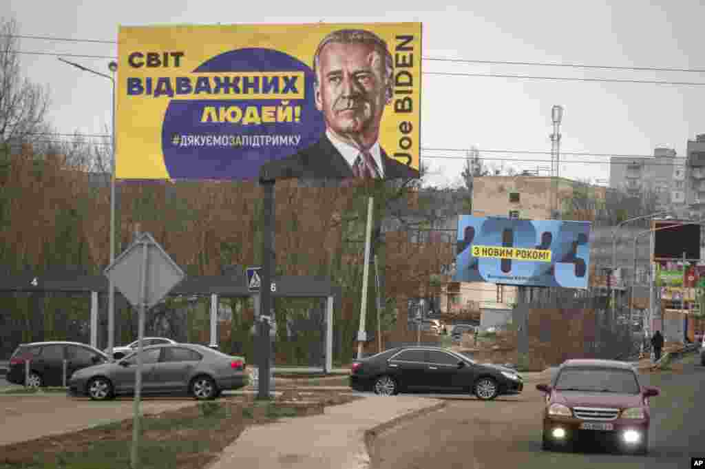 30 января 2023 года. Баннер с изображением Байдена и &nbsp;надписью &laquo;Мир отважных людей! Спасибо за поддержку&raquo; в украинской Буче. С начала российского вторжения Вашингтон регулярно отправлял украинцам вооружение, необходимое им для защиты от непрекращающихся атак РФ. Речь шла как об обычных боеприпасах для стрелкового оружия, так и до самых технически сложных средств ведения боя: истребителей F-16, танков Abrams, ракетных систем HIMARS и других. Стоимость поддержки достигла многомиллиардных объемов: к примеру, один из самых долгожданных пакетов помощи, погрузивший Конгресс в многомесячные споры, был принят в 2024 году в объеме 61 миллиард долларов.