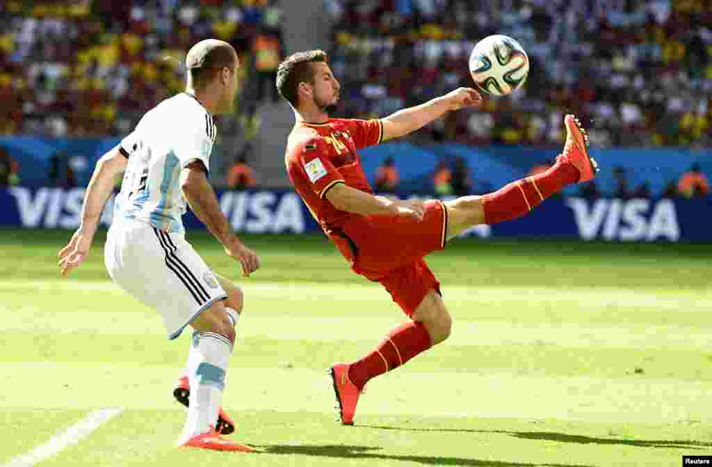 Belgiyalik Drays Mertens Argentina darvozasiga qarata jarima to'pini tepmoqda, 5-iyul, 2014-yil.