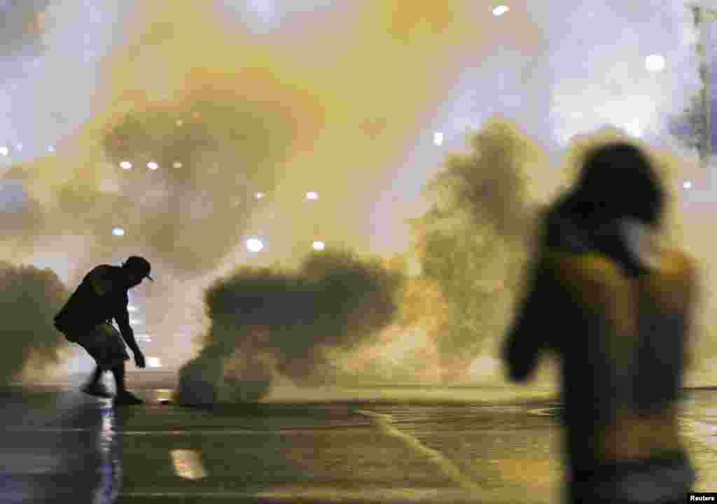 Huquq-tartibot xodimlari ko&#39;chalarni nazorat ostiga olishga urinmoqda, Ferguson, 17-avgust, 2014-yil.