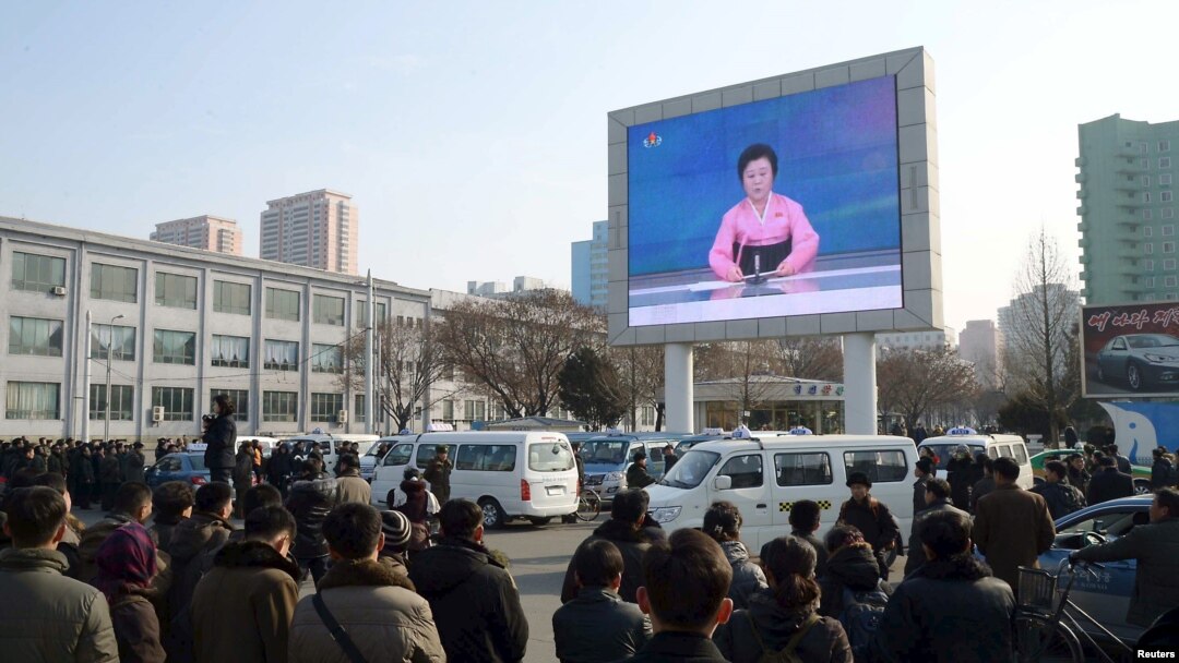 지난 2016년 1월 평양 시민들이 대형 화면으로 북한 당국의 수소폭탄 핵실험 성공 발표를 보고 있다. 
